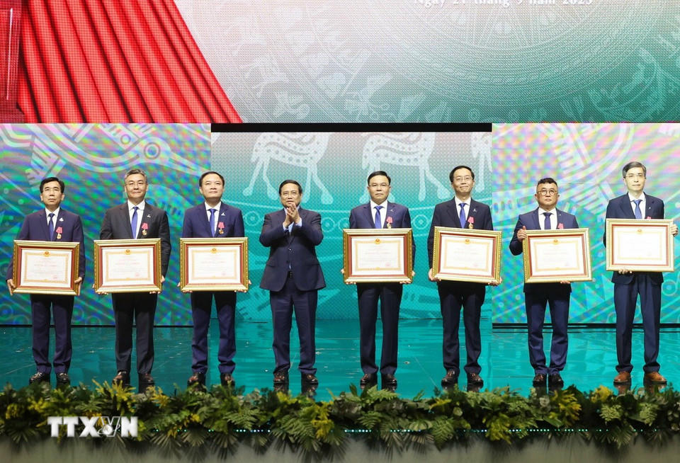 Thủ tướng Phạm Minh Chính trao tặng Huân chương Lao động các hạng Nhất, Nhì, Ba cho các cá nhân. (Ảnh: Thống Nhất/TTXVN).