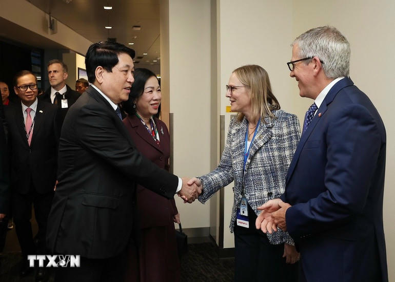 Chủ tịch nước Lương Cường và Phu nhân đến Trung tâm bàn giao máy bay của Boeing tại bang Washington (Hoa Kỳ). (Ảnh: TTXVN).