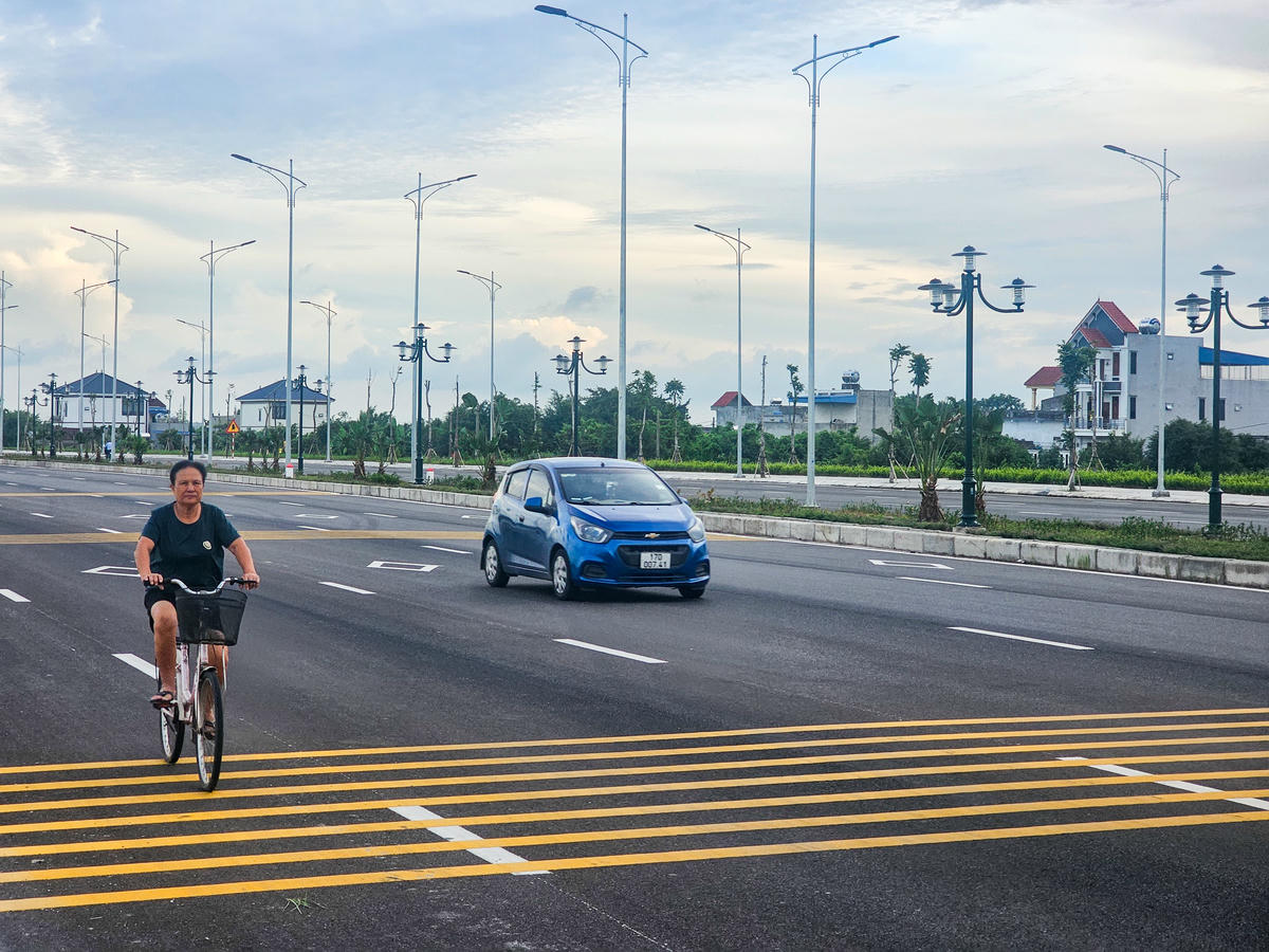Sau khi hoàn thành, tuyến đường Nam Định - Lạc Quần - ven biển được kỳ vọng sẽ giảm tải áp lực giao thông trên tuyến Quốc lộ 21, tạo thuận lợi đi lại, thu hút đầu tư và thúc đẩy phát triển vùng ven biển Ninh Bình. Ảnh: Đình Minh