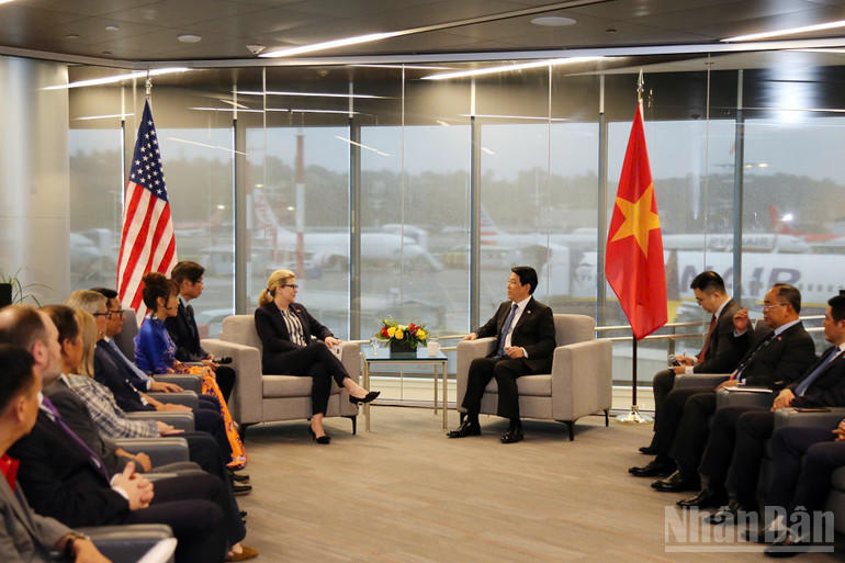  Chủ tịch nước bày tỏ ấn tượng trước sự phát triển mạnh mẽ của Tập đoàn Boeing. 