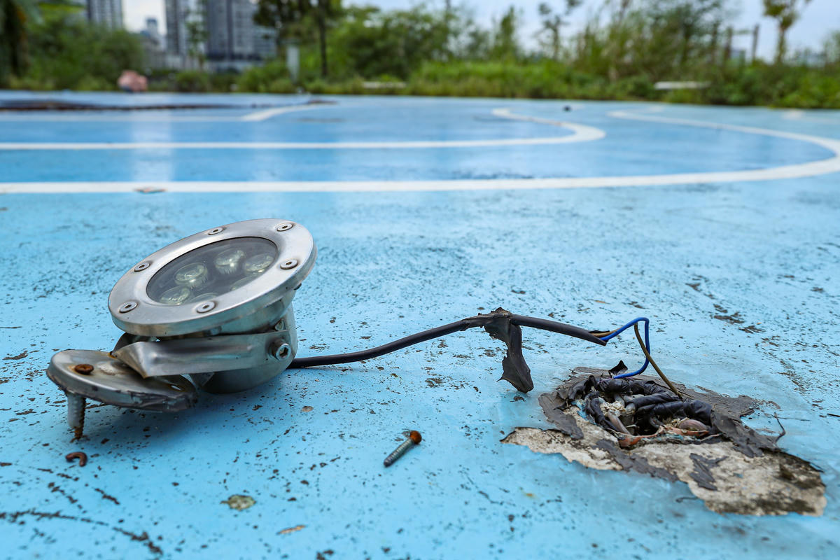 Một số thiết bị chiếu sáng đã bị xuống cấp.