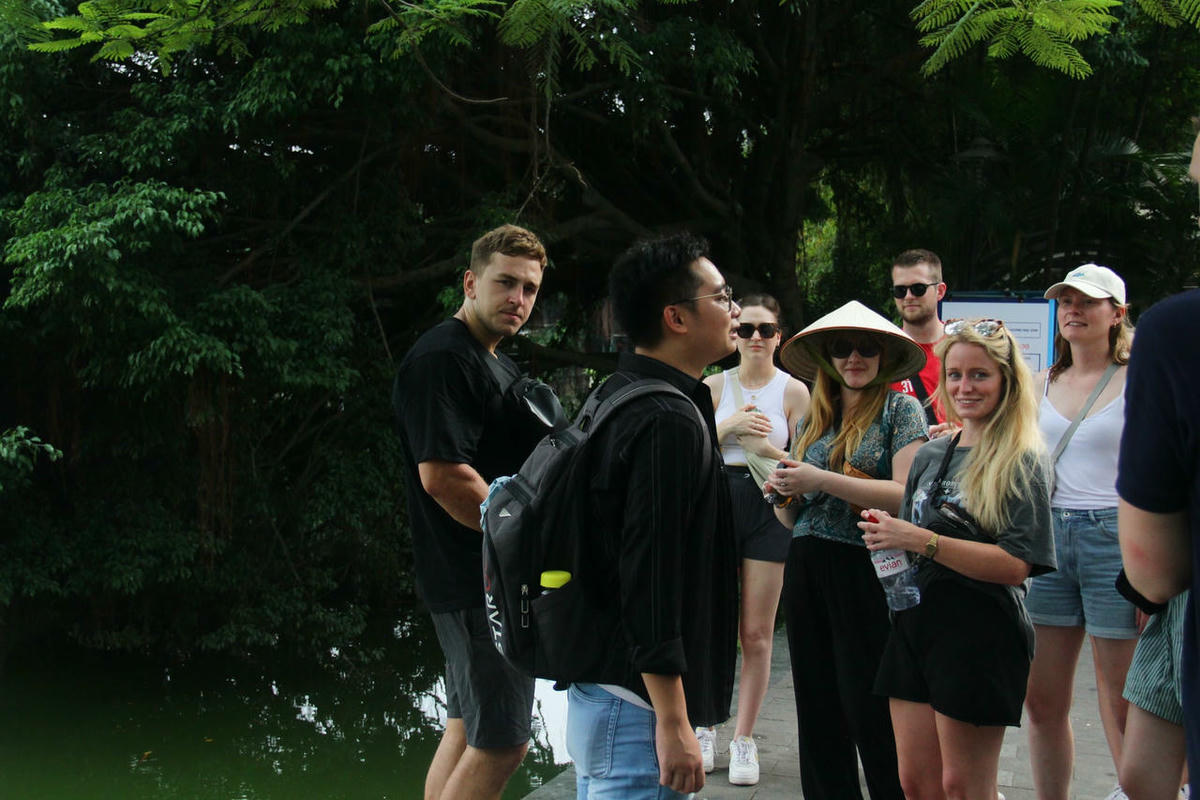 Du khách quốc tế đến Hà Nội. Ảnh: P. Sỹ.