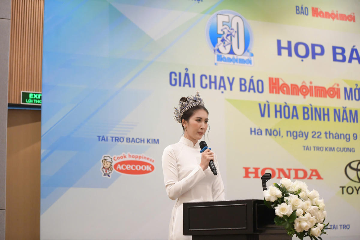 Á hậu 1 Nguyễn Linh Chi – Hoa hậu Biển Việt Nam Toàn cầu 2025 chia sẻ cảm nhận về ý nghĩa của Giải chạy Báo Hànộimới mở rộng lần thứ 50 – Vì hòa bình. Ảnh: P. Sỹ.