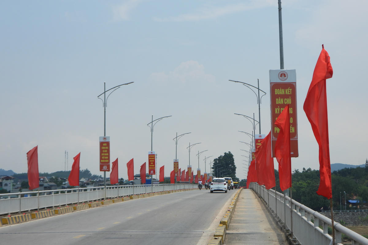Cầu qua sông Lô rực rỡ chào mừng Đại hội Đảng bộ tỉnh Tuyên Quang.