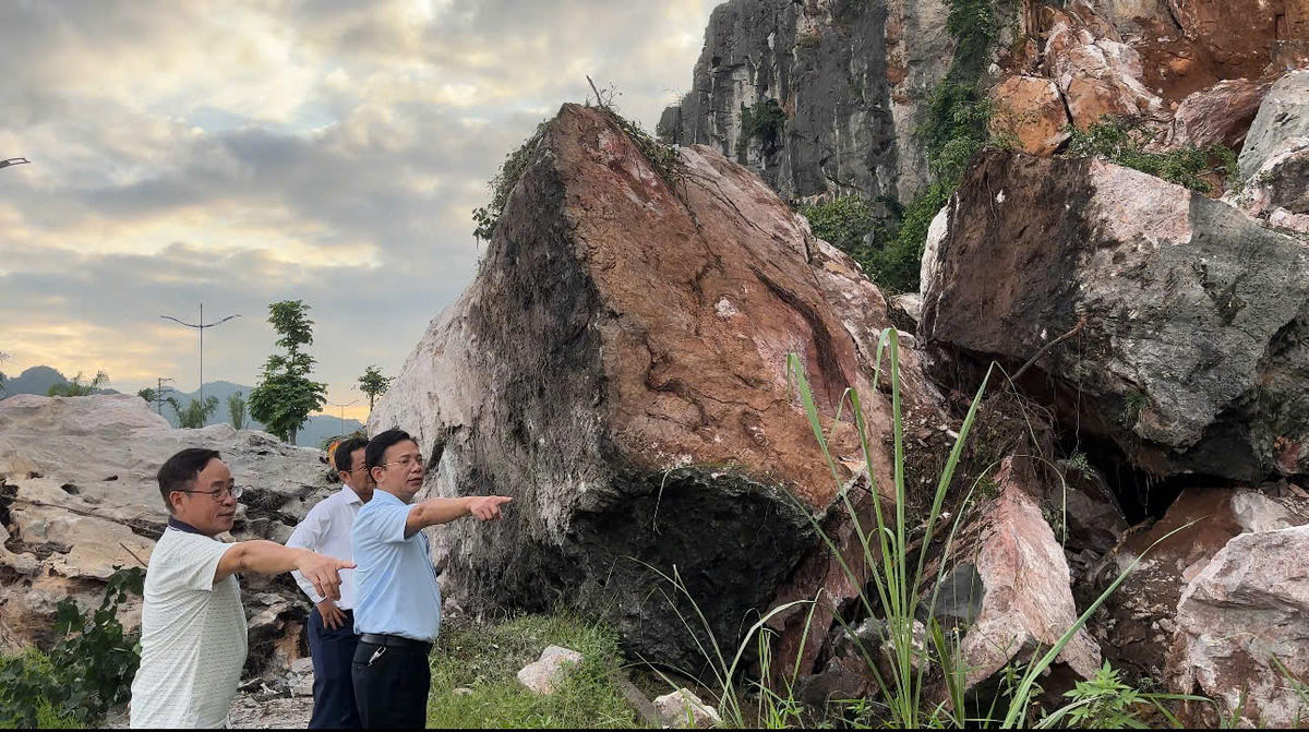 Lãnh đạo phường và các đơn vị khảo sát, tìm phương án khắc phục vụ sạt lở đá. Trước đó, ngày 7/8, trên địa bàn phường Quang Hanh cũng đã xảy ra một vụ sạt lở đá gây chia cắt QL18 khu vực Dốc Đèo Bụt. Ảnh: Ngọc Anh.