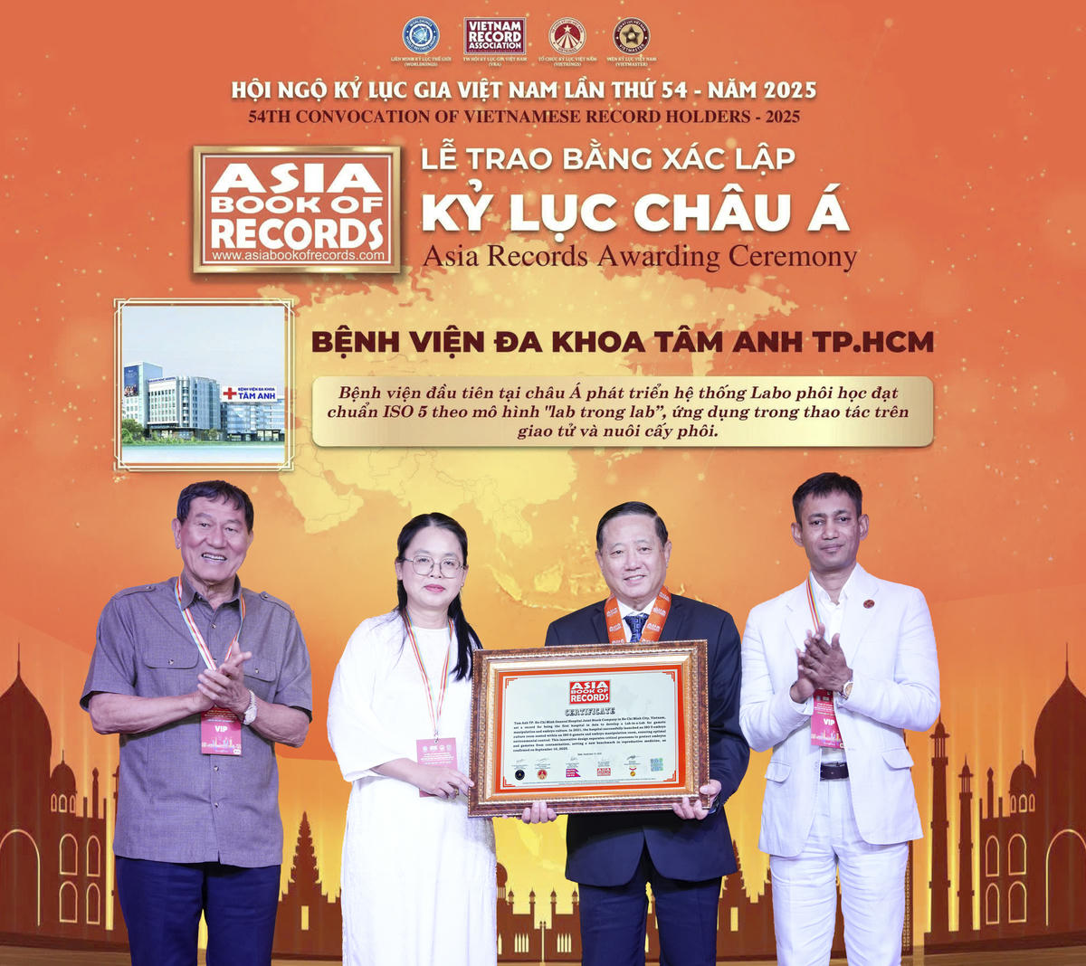 Đại diện BVĐK Tâm Anh, PGS.TS.BS Trần Quang Bính - Giám đốc Chuyên môn và ThS.BS Giang Huỳnh Như, Giám đốc Trung tâm Hỗ trợ sinh sản cùng nhận bằng Kỷ lục. Ảnh: Thanh Luận.