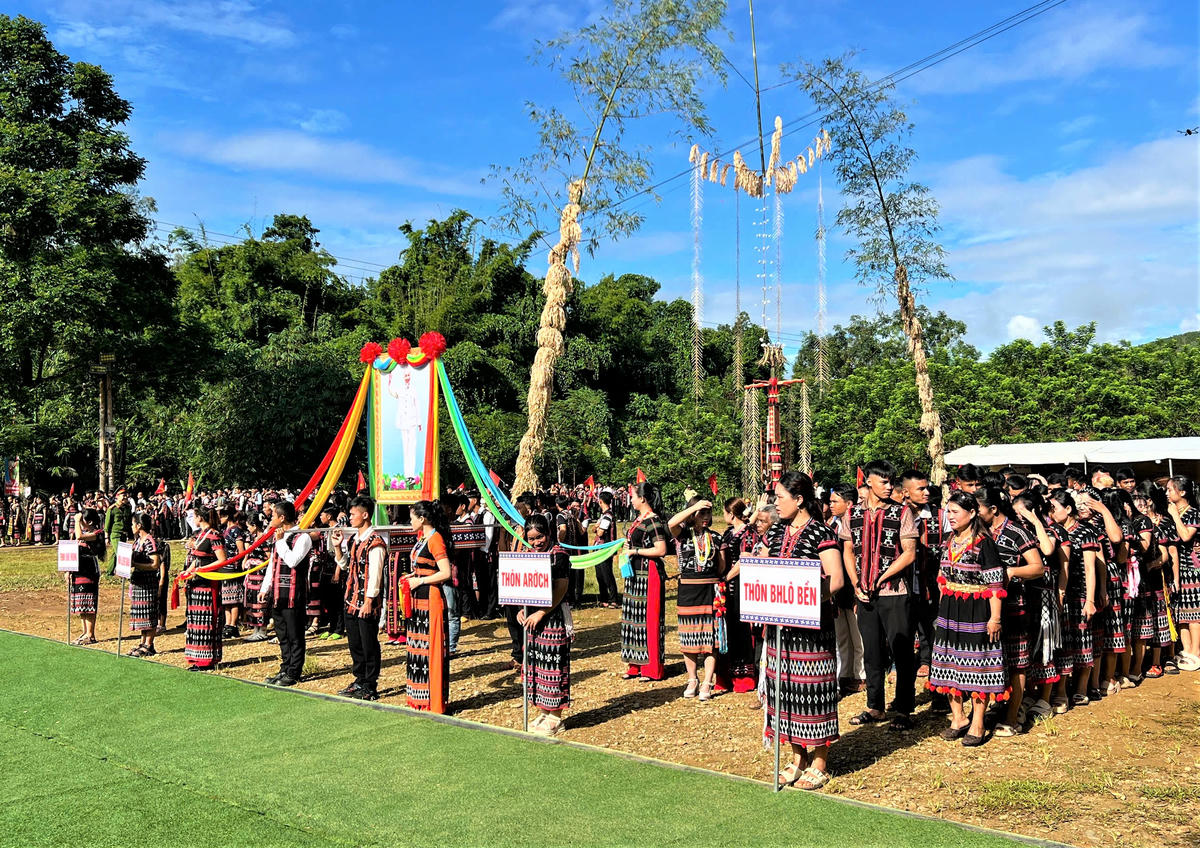 Các diễn viên, nghệ nhân các thôn ở xã Sông Kôn tham dự ngày hội. Ảnh: Tấn Thành.