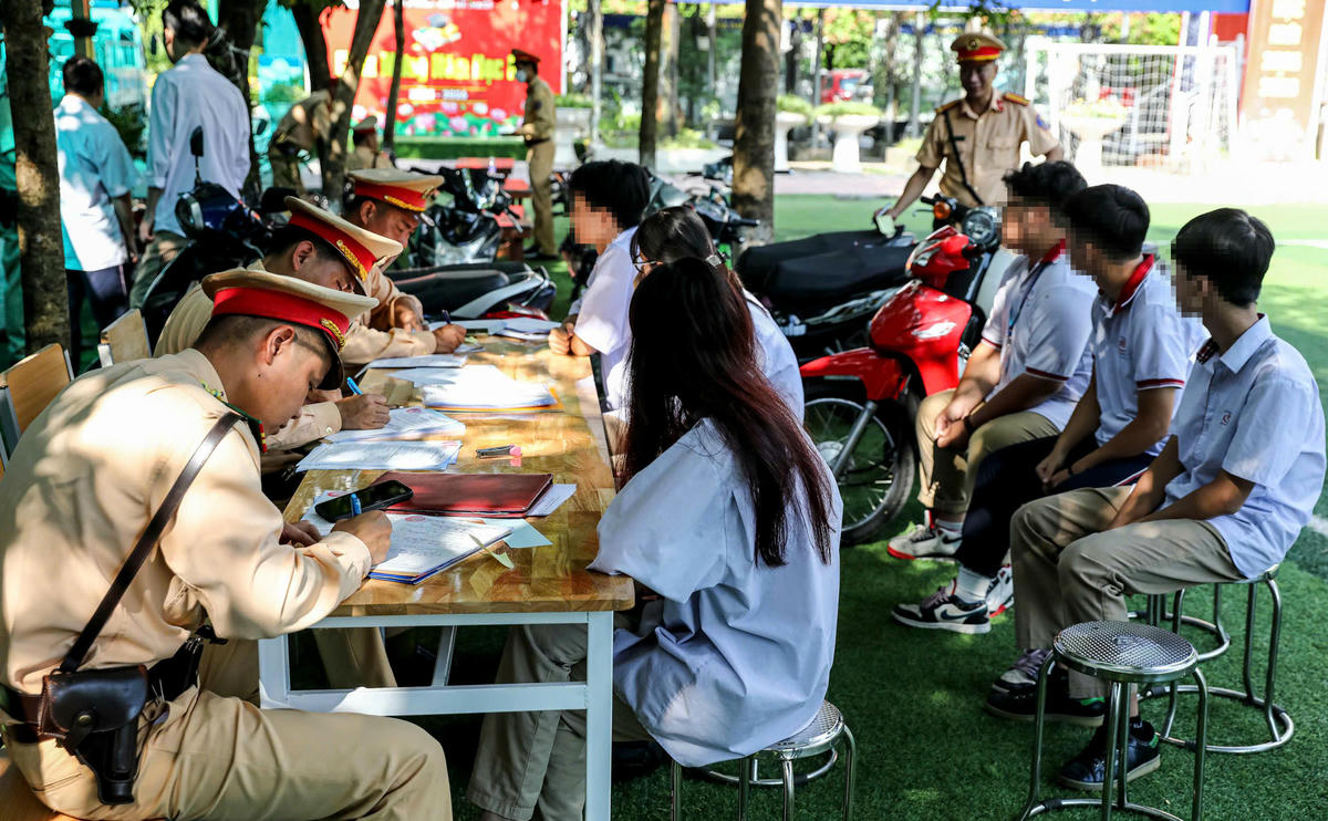 Lực lượng cảnh sát giao thông  kiểm tra đột xuất các trường học trên địa bàn phường Nghĩa Đô (Hà Nội) phát hiện nhiều xe máy trên 50cc được các em học sinh sử dụng. 
