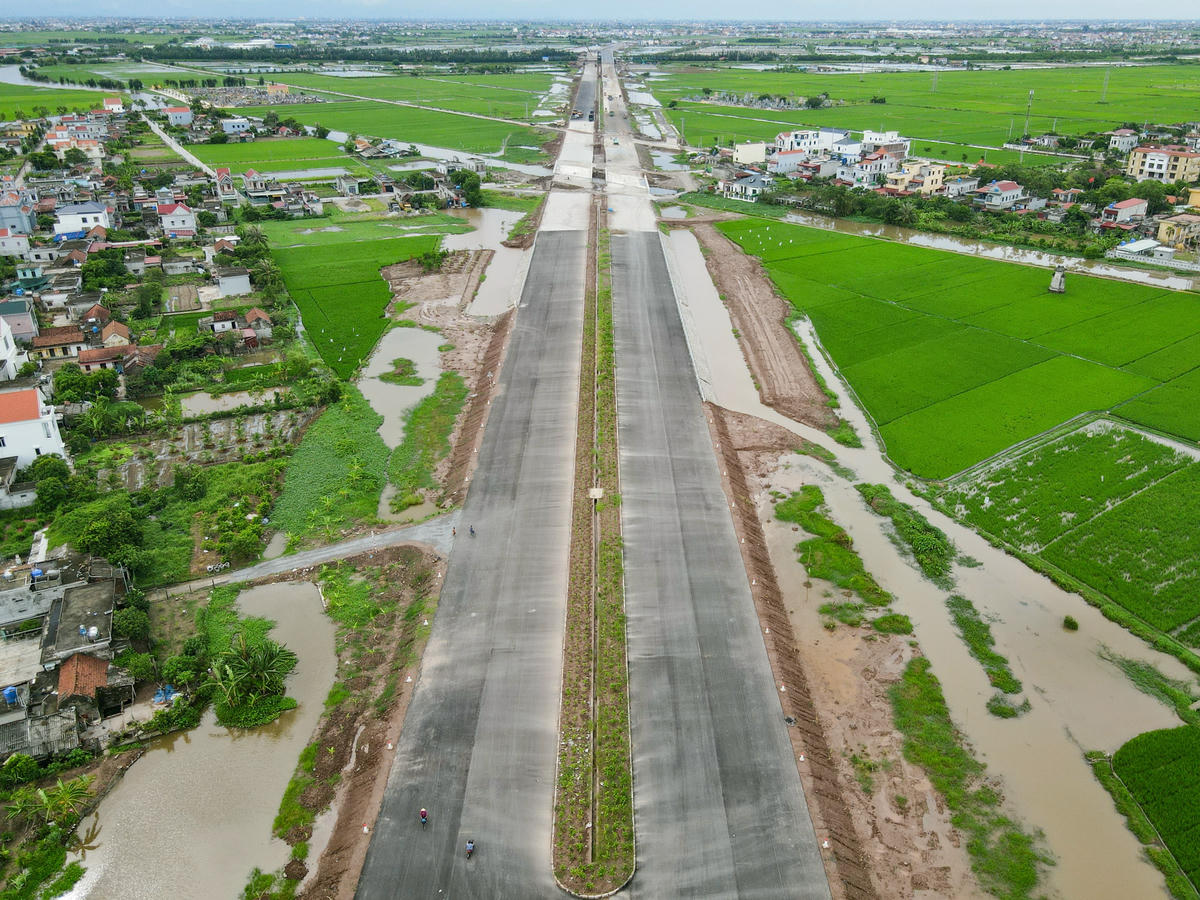 Toàn tuyến thi công 3 gói thầu, trong đó, gói thầu số 1 từ đầu tuyến đến cầu Lạc Quần dài khoảng 15,74km; gói thầu số 2 từ cầu Lạc Quần đến Km19+00 dài khoảng 3,26km và gói thầu số 3 từ Km19+00 đến cuối tuyến (giao với đường bộ ven biển) dài khoảng 5,66km. Ảnh: Đình Minh