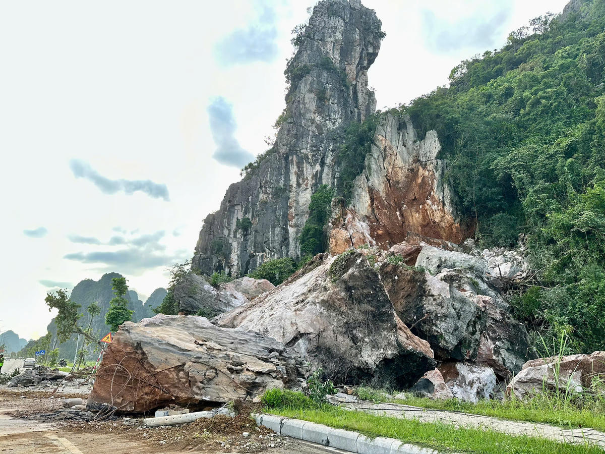 Các tảng đá vôi có kích thước lớn bị sạt lở, đổ xuống đường bao biển, hướng Cẩm Phả - Hạ Long, gây cản trở giao thông. Ảnh: Ngọc Anh.