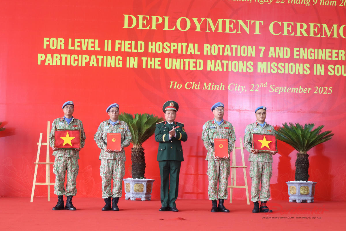 Thượng tướng Hoàng Xuân Chiến trao quyết định của Chủ tịch nước giao nhiệm vụ cho lực lượng tham gia gìn giữ hòa bình tại lễ xuất quân ngày 22/9. Ảnh: Hồng Phúc