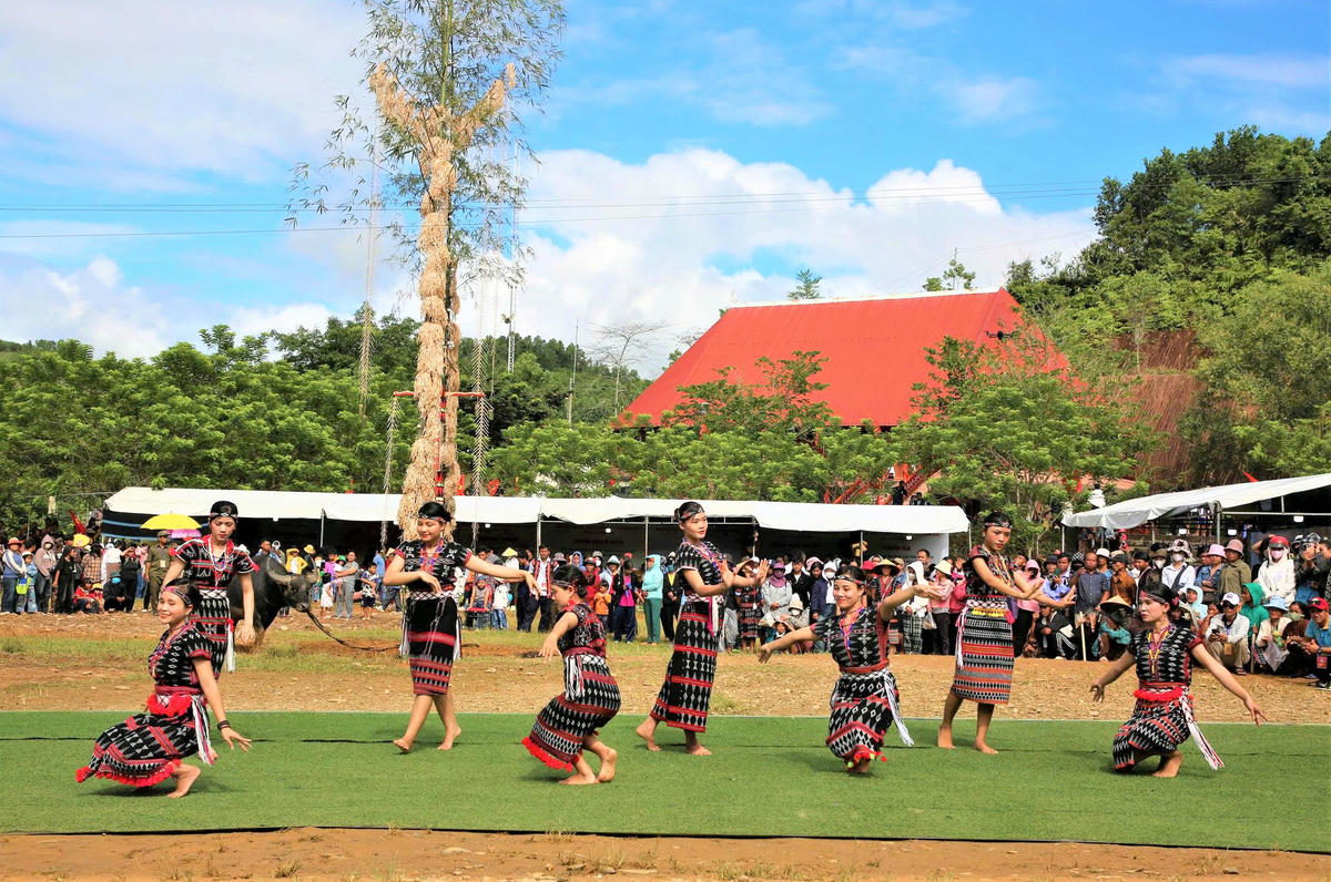 Tiết mục trình diễn của đội nghệ thuật quần chúng xã Sông Kôn tại lễ khai mạc ngày hội. Ảnh: Tấn Thành.