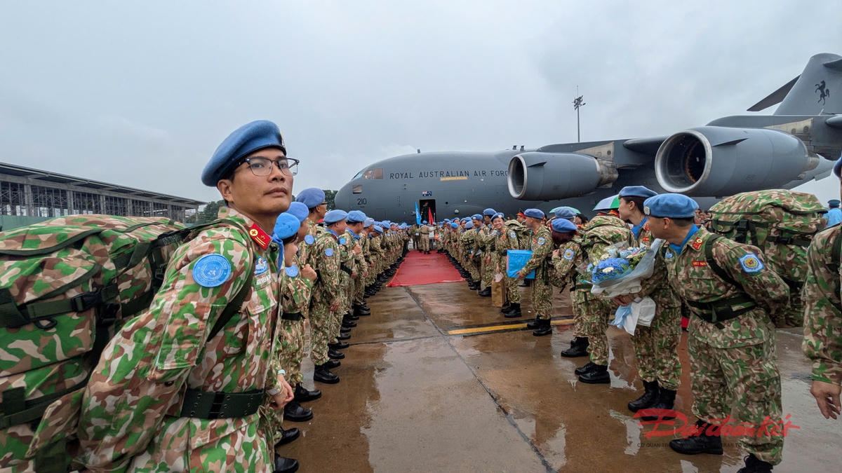 Các cán bộ, chiến sĩ trước giờ lên đường làm nhiệm vụ quốc tế. Ảnh: Hồng Phúc.