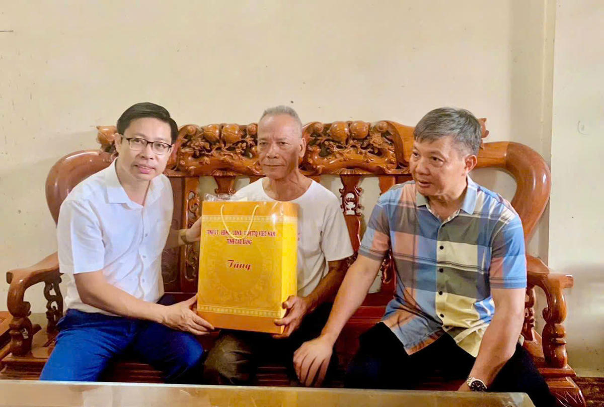 Ông Vũ Khắc Quang - Ủy viên Ban Thường vụ Tỉnh ủy, Phó Chủ tịch Thường trực Ủy ban MTTQ Việt Nam tỉnh Cao Bằng thăm, tặng quà Thương binh nhân Kỷ niệm Ngày Thương binh liệt sĩ.