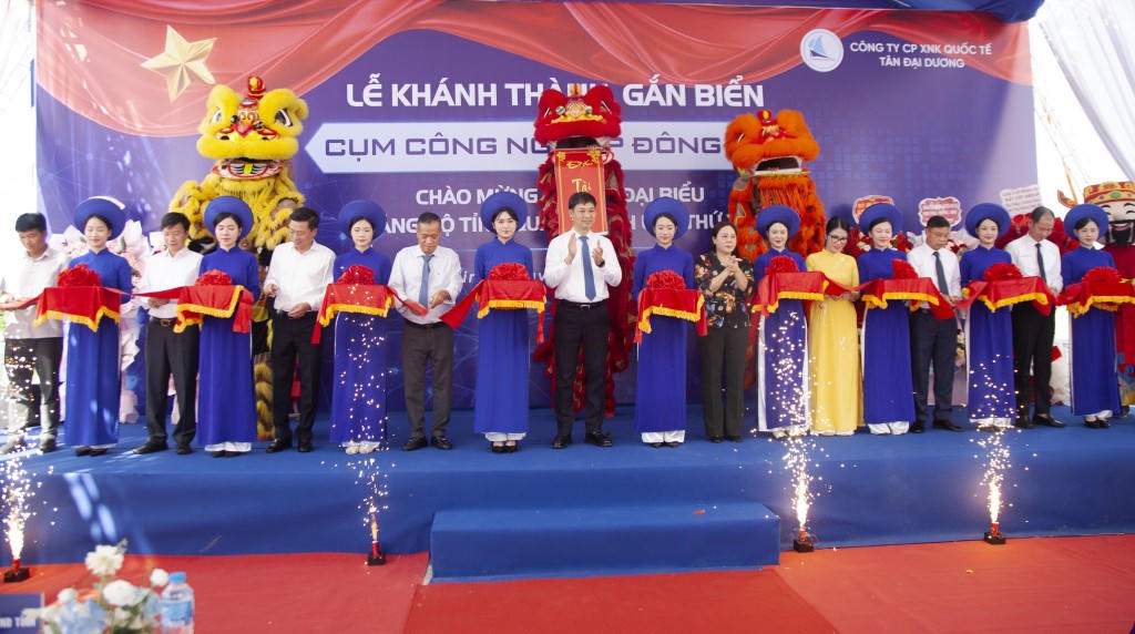 Các đại biểu cắt băng khánh thành dự án cụm công nghiệp Đông Mai. Ảnh: QMG.