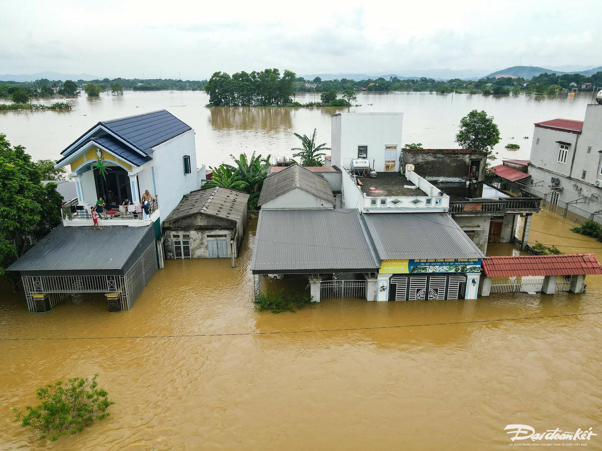 Nhiều ngôi nhà bị ngập sâu từ 1 - 3m ở xã Kim Tân sau bão số 5. Ảnh: Đình Minh