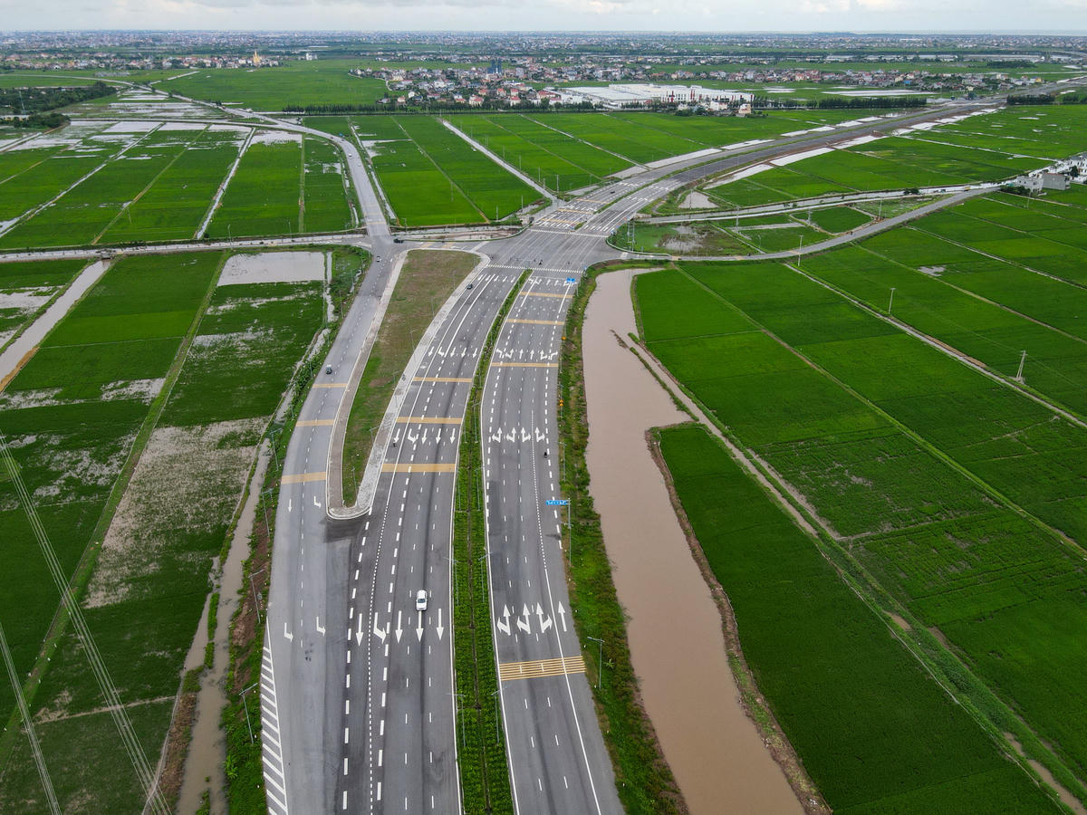 Dự án tuyến đường Nam Định - Lạc Quần - đường bộ ven biển có tổng mức đầu tư khoảng 6.400 tỷ đồng, được khởi công vào ngày 24/12/2022, dài khoảng 24,66 km, đi qua các huyện Nam Trực, Trực Ninh, Hải Hậu, Giao Thủy, Nghĩa Hưng (tỉnh Nam Định cũ). Ảnh: Đình Minh