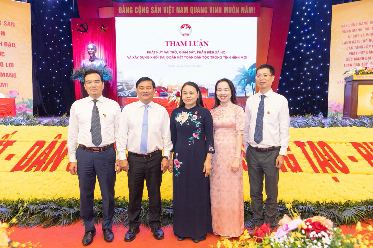 Đồng chí Nguyễn Thị Thu Hà, Uỷ viên Trung ương Đảng, Phó Bí thư Thường trực Đảng ủy MTTQ, các đoàn thể Trung ương, Phó Chủ tịch - Tổng Thư ký UBTƯ MTTQ Việt Nam cùng các đại biểu dự Đại hội; Đồng chí Nguyễn Minh Chung - Ủy viên Ban Thường vụ, Trưởng Ban Tuyên giáo và Dân vận Đảng ủy MTTQ, các đoàn thể Trung ương (bên trái ngoài cùng). Ảnh: Quang Vinh.