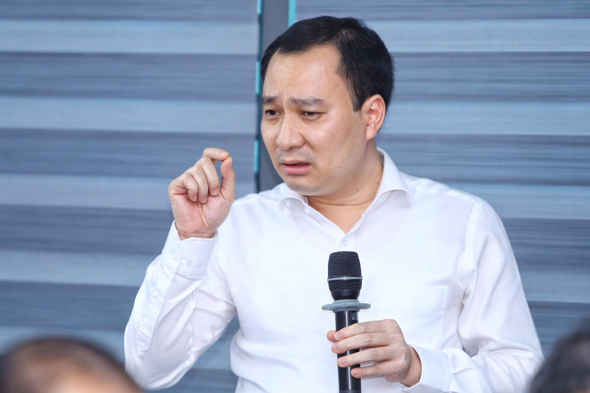 Tiến sĩ Vũ Văn Tiến, Trưởng Ban Tuyên giáo cơ quan Ủy ban Trung ương Mặt trận Tổ quốc Việt Nam phát biểu tại tổ thảo luận. Ảnh: Lê Khánh.