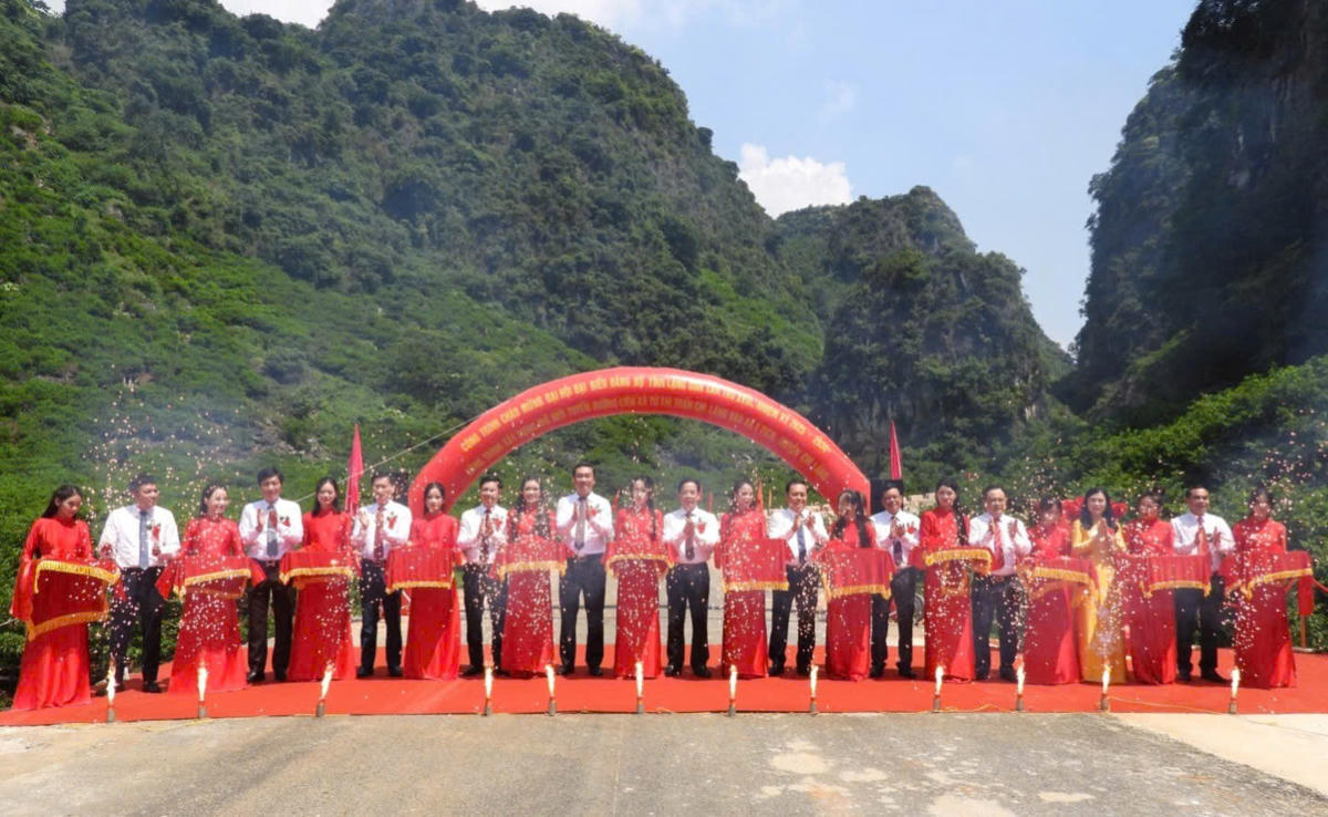 Các đại biểu thực hiện nghi lễ cắt băng khánh thành công trình. Ảnh: TL.