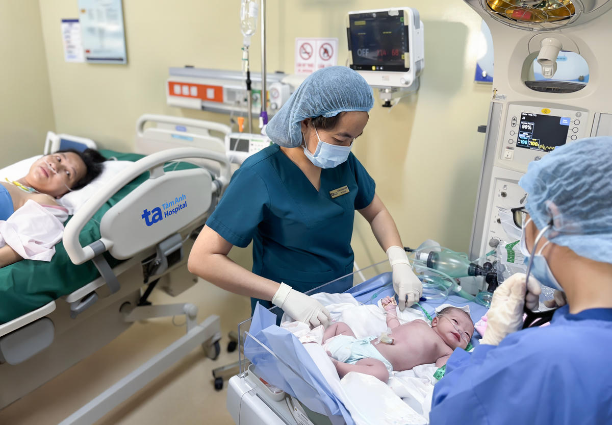 Chị Hồ Thị Hồng Linh, 40 tuổi, ở Bình Dương, vô sinh 12 năm, chuyển phôi 8 lần thất bại, từng có chỉ định nhờ người mang thai hộ ở các cơ sở trước đó., đã điều trị thành công tại IVF Tâm Anh, sinh con khỏe mạnh. Ảnh: Hoài Thương.