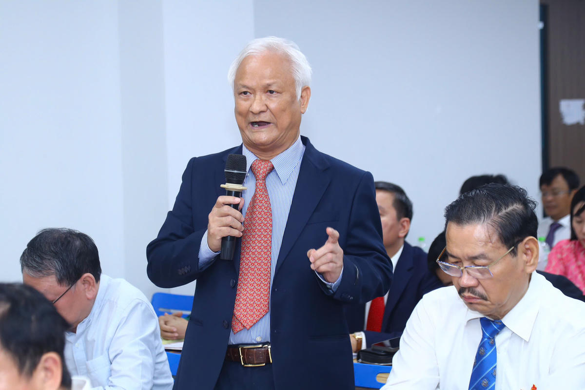 Giáo sư, Tiến sĩ Lê Hồng Lý, Chủ tịch Hội Văn nghệ dân gian Việt Nam phát biểu tại tổ thảo luận số 4. Ảnh: Lê Khánh.