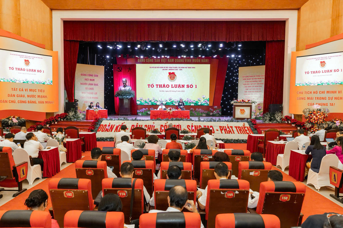 Quang cảnh tổ thảo luận số 1. Ảnh: Quang Vinh.