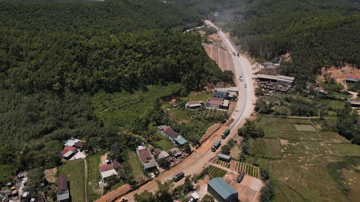 Dự án cải tạo, nâng cấp Quốc lộ 7 đoạn Km0 - Km36 sau hơn 3 năm thi công vẫn chưa thể về đích do vướng mặt bằng. 