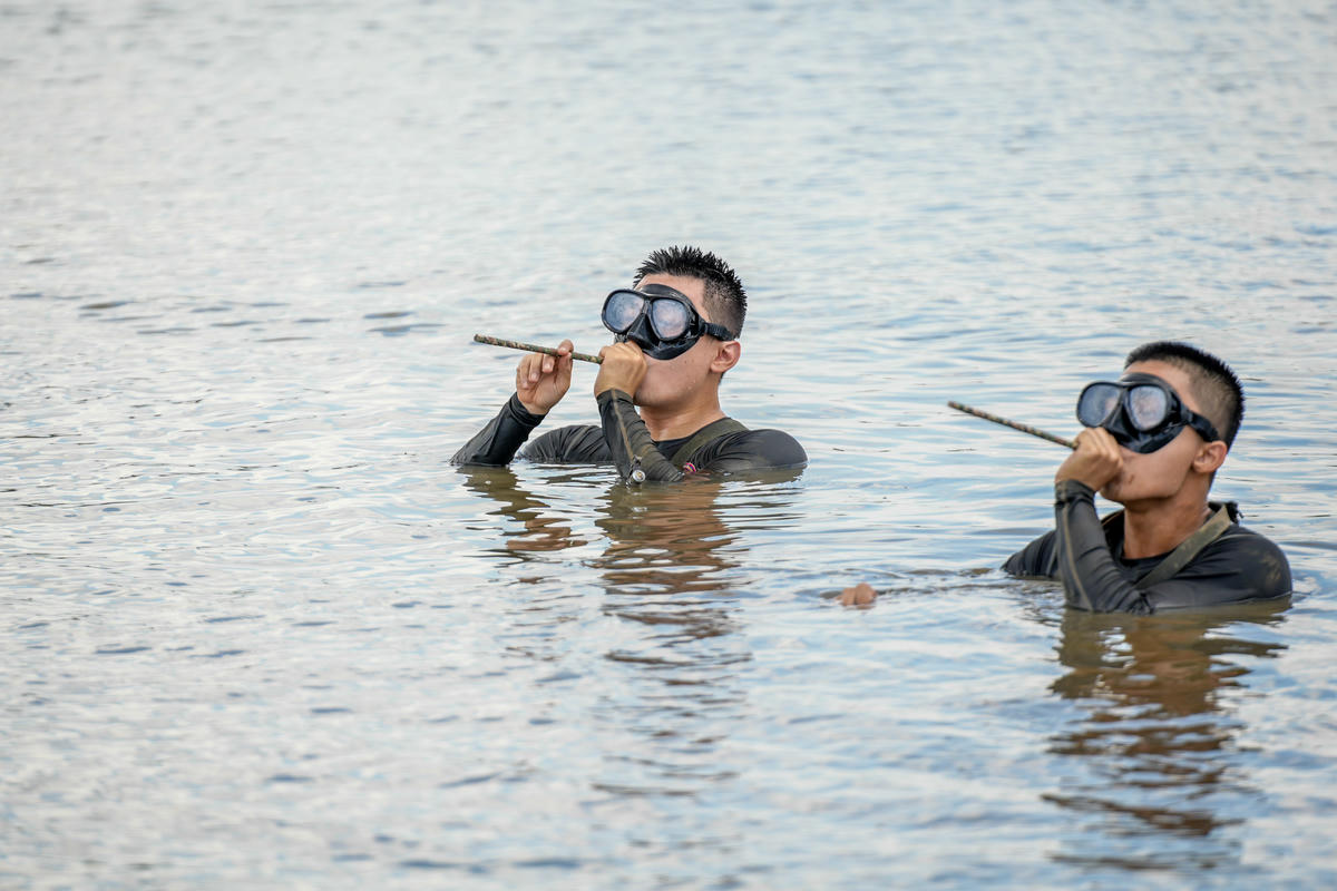 Thử thách ngụy trang bằng ống thở dưới nước đã khiến cả đội thêm căng thẳng. Ảnh: H.A.