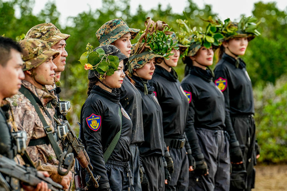 Dàn cast nghe Đại úy Nguyễn Đức Duân góp ý sau khi kết thúc nhiệm vụ. Ảnh: H.A.