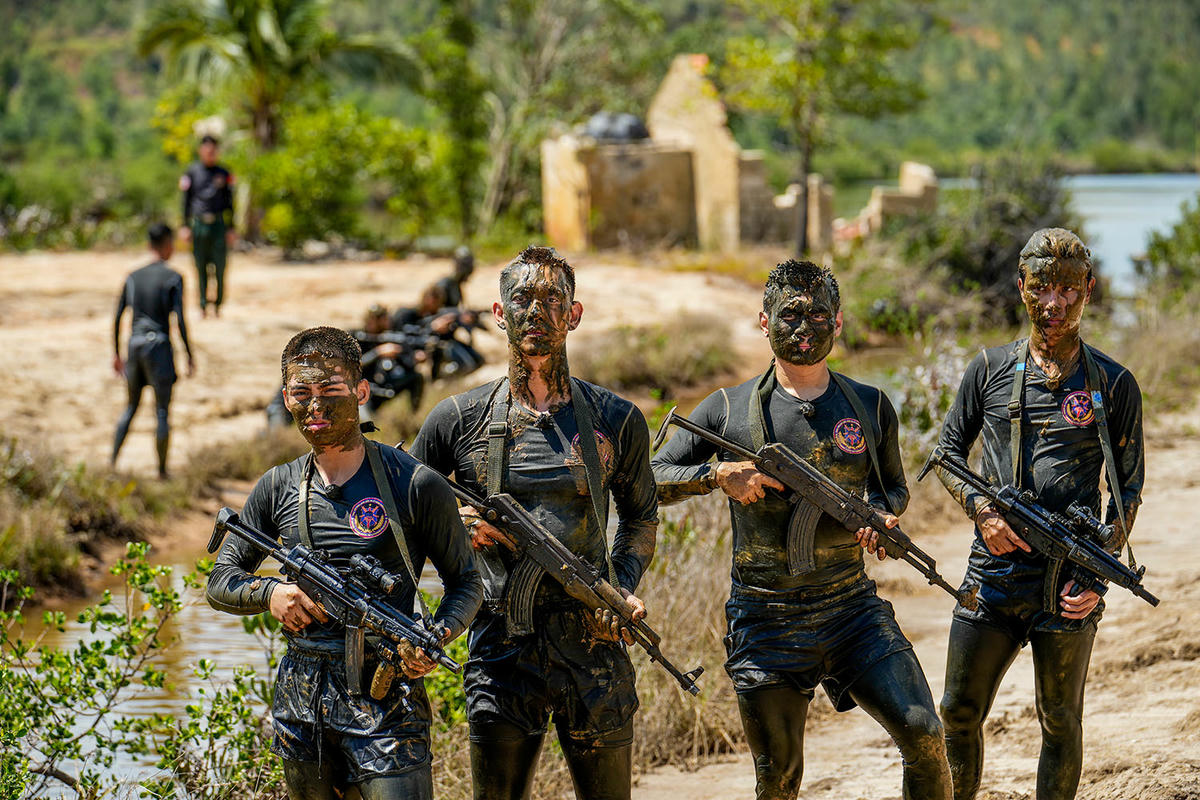 Các nghệ sĩ buộc phải gạt bỏ hình tượng quen thuộc để nhập vai trọn vẹn. Ảnh: H.A.