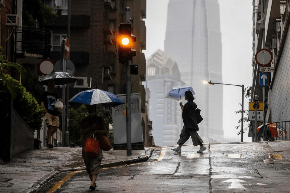 Thời tiết dự kiến ​​sẽ xấu đi nhanh chóng từ ngày 23/9 và gió mạnh cấp bão sẽ tác động vào Hồng Kông trong ngày 24/9. Ảnh: AFP.