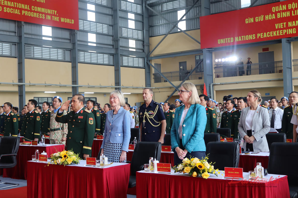 Đại biểu lãnh đạo Bộ Quốc phòng, các cơ quan ngoại giao đến tiễn đoàn cán bộ, chiến sĩ mũ nồi xanh Việt Nam lên đường thực hiện nhiệm vụ quốc tế. Ảnh: Hồng Phúc.