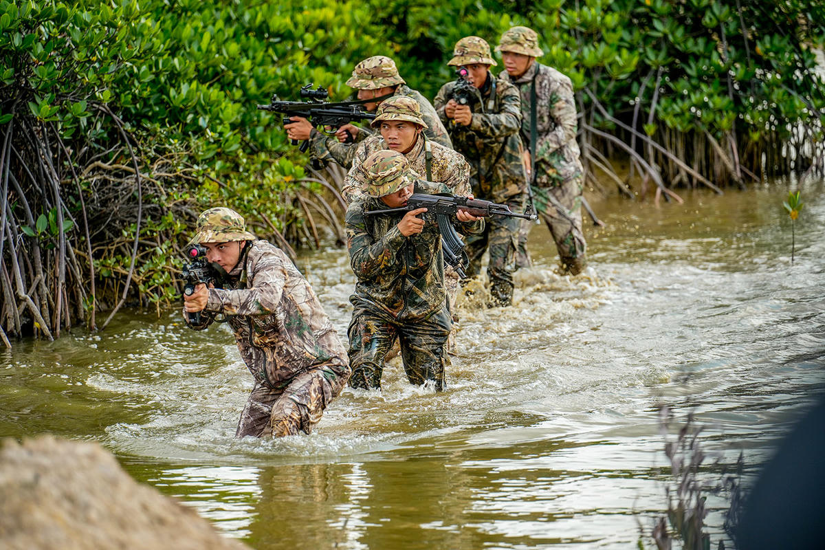 Bước vào nhiệm vụ hành quân thực chiến. Ảnh: H.A.