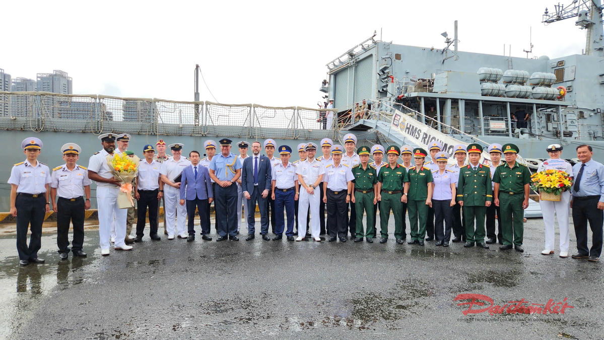 Đại biểu hai bên chụp ảnh lưu niệm. Ảnh: Lưu Tuyết.