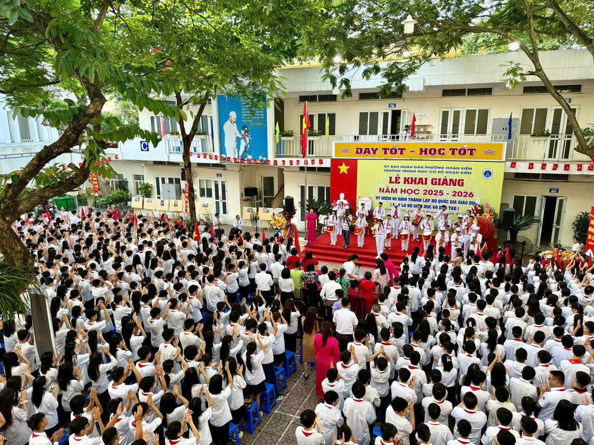 Cô và trò Trường THCS Hoàn Kiếm (Hà Nội) trong ngày khai giảng năm học 2025-2026. Ảnh: N.H.