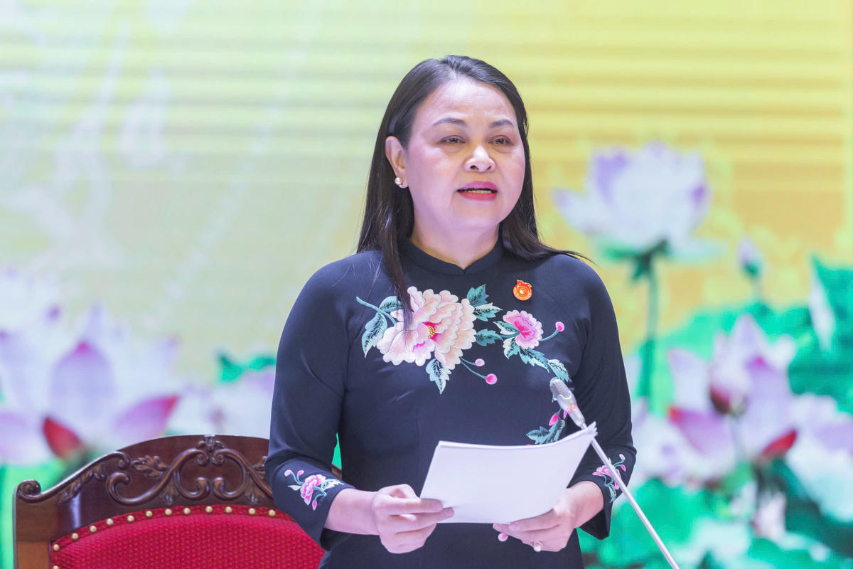 Đồng chí Nguyễn Thị Thu Hà, Phó Bí thư Thường trực Đảng ủy MTTQ, các đoàn thể Trung ương, Phó Chủ tịch - Tổng Thư ký UBTƯ MTTQ Việt Nam phát biểu tại Tổ thảo luận số 1. Ảnh: Quang Vinh.