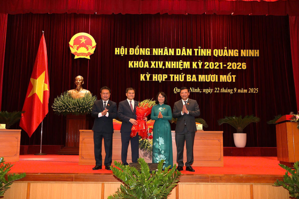 Thường trực HĐND tỉnh Quảng Ninh tặng hoa chúc mừng tân Chủ tịch UBND tỉnh Quảng Ninh Bùi Văn Khắng. Ảnh: Ngọc Anh.