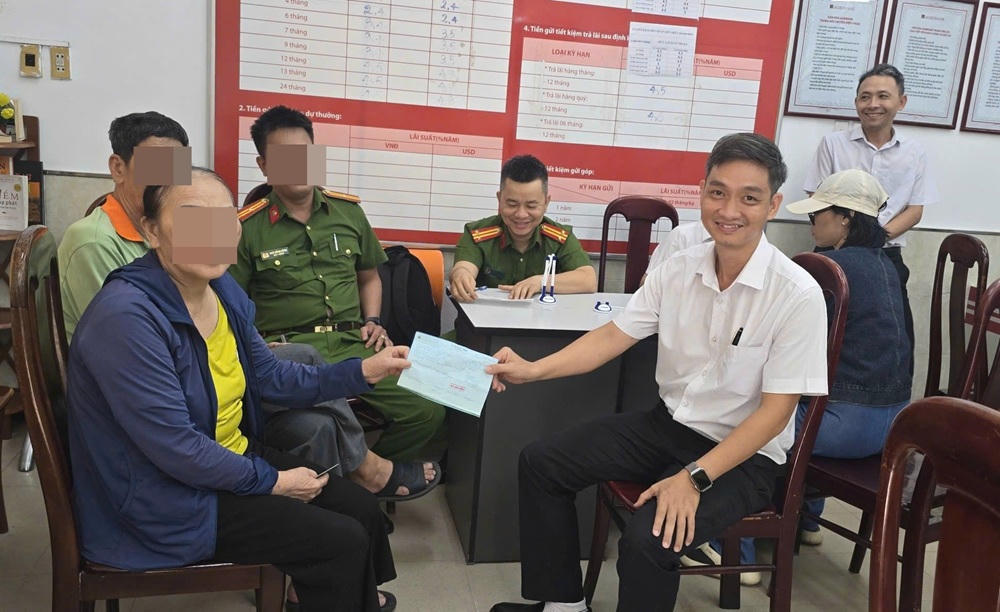 Nhân viên ngân hàng và Công an phường Cẩm Lệ TP Đà Nẵng ngăn chặn kịp thời cụ bà chuyển 300 triệu đồng cho đối tượng giả danh công an lừa đảo qua mạng vào tháng 8/2025. Ảnh: Nguyễn Tú.