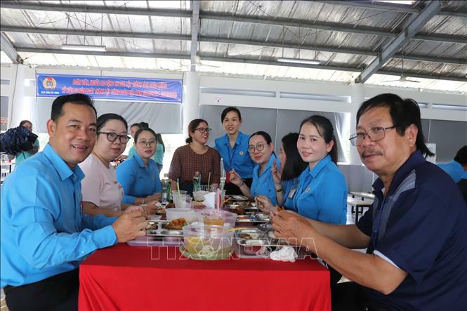 Cán bộ, viên chức Liên đoàn Lao động tỉnh Tây Ninh dùng “Bữa cơm Công đoàn” cùng công nhân. Ảnh: TTXVN