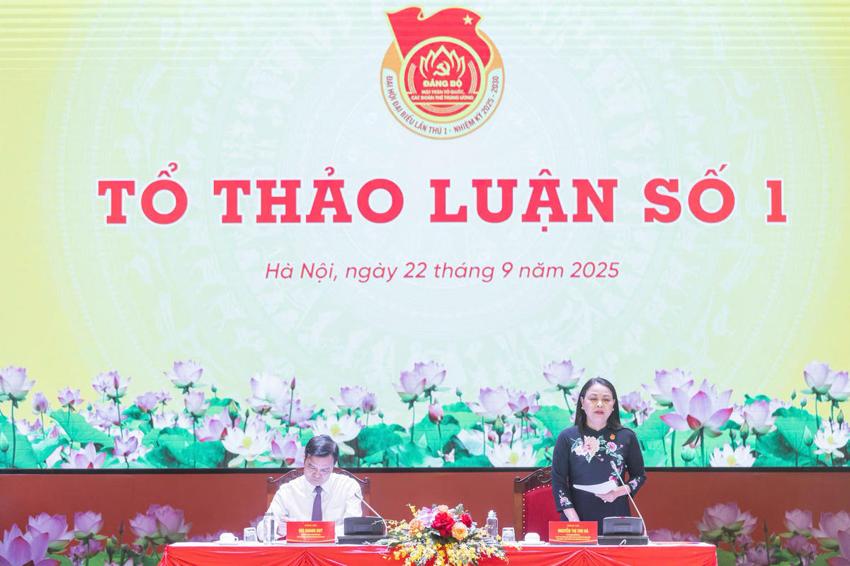 Đồng chí Nguyễn Thị Thu Hà, Phó Bí thư Thường trực Đảng ủy MTTQ, các đoàn thể Trung ương, Phó Chủ tịch - Tổng Thư ký UBTƯ MTTQ Việt Nam phát biểu tại Tổ thảo luận số 1. Ảnh: Quang Vinh.