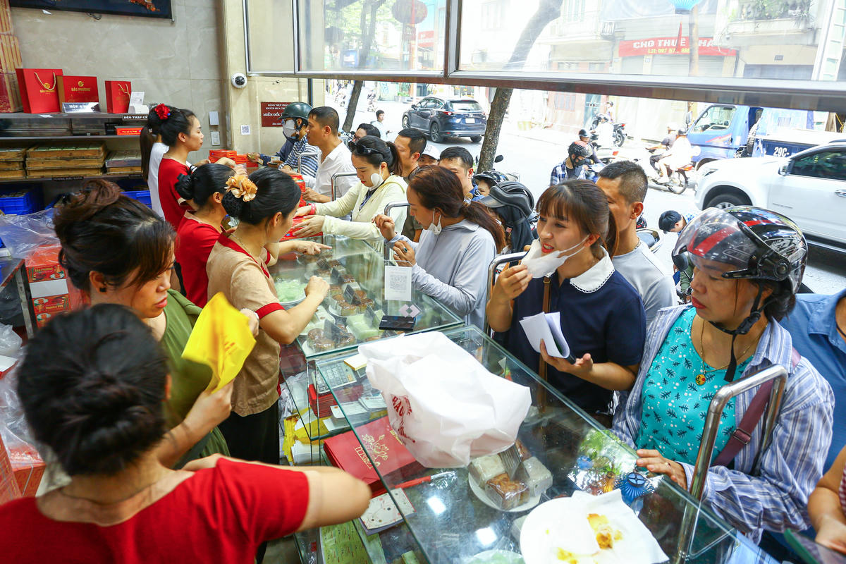 Anh Đăng cho biết, các loại bánh trung thu truyền thống như thập cẩm, đậu xanh luôn được khách hàng ưa chuộng. Tuy nhiên, do giá nguyên liệu năm nay tăng, một số loại bánh phải điều chỉnh nhẹ so với mọi năm. “Hiện, bánh nướng thập cẩm tăng từ 55.000 đồng/chiếc lên 60.000 đồng/chiếc, bánh dẻo chay từ 25.000 đồng/chiếc lên 30.000 đồng/chiếc. Các loại nhân khác vẫn giữ nguyên giá, chỉ những loại có nguyên liệu tăng nhiều mới phải điều chỉnh”, anh Đăng nói thêm.