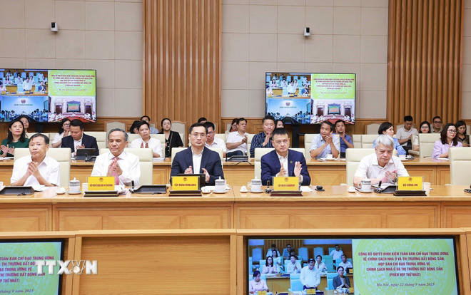 Các đại biểu tham dự phiên họp lần thứ nhất của Ban Chỉ đạo Trung ương về chính sách nhà ở và thị trường bất động sản. (Ảnh: Dương Giang/TTXVN)