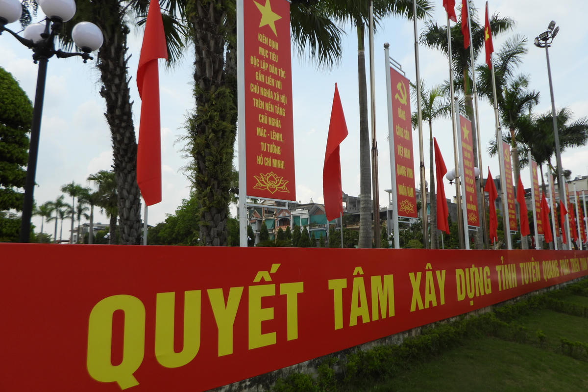 Không khí rực rỡ, trang hoàng cờ hoa, pano, khẩu hiệu chào mừng Đại hội đại biểu Đảng bộ tỉnh Tuyên Quang.