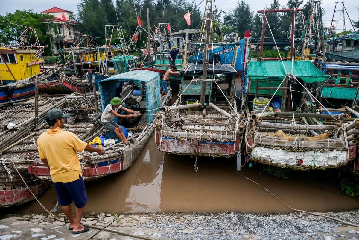 Tàu thuyền neo đậu ở cảng cá Ninh Cơ để tránh bão số 5. Ảnh: Trọng Tùng.