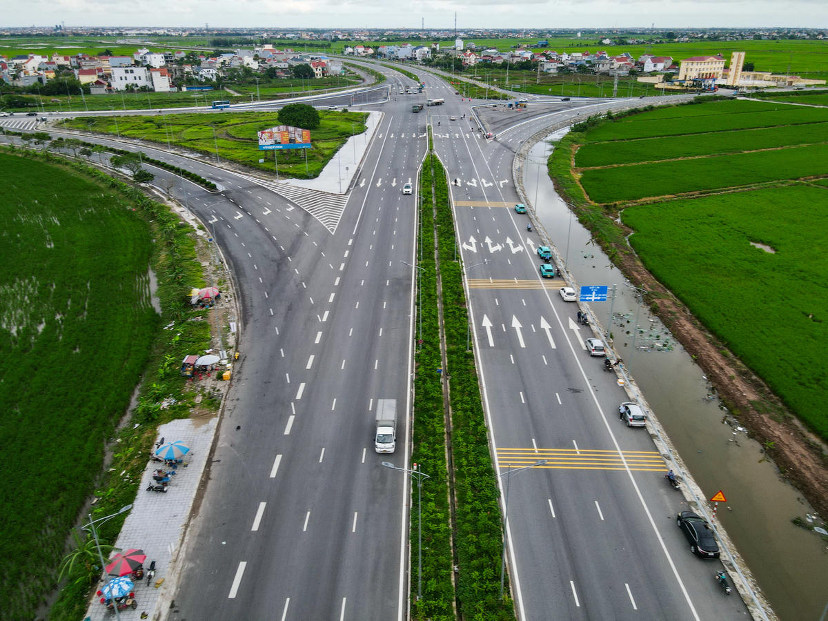 Tuyến đường được thiết kế theo tiêu chuẩn đường cấp I đồng bằng với 8 làn xe, mặt cắt ngang khoảng 39 m, tốc độ thiết kế 100 km/h. Ảnh: Đình Minh