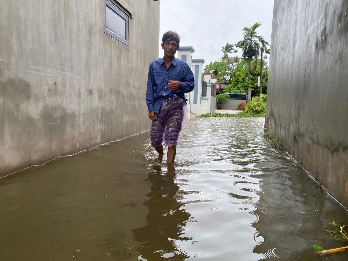 Nhiều khu dân cư tại các xã ven biển Ninh Bình bị ngập sâu sau bão số 5. Ảnh: Đình Minh.