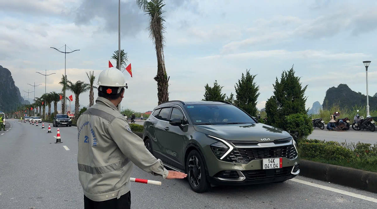 Các đơn vị bố trí lực lượng điều tiết giao thông. Ảnh: Ngọc Anh.