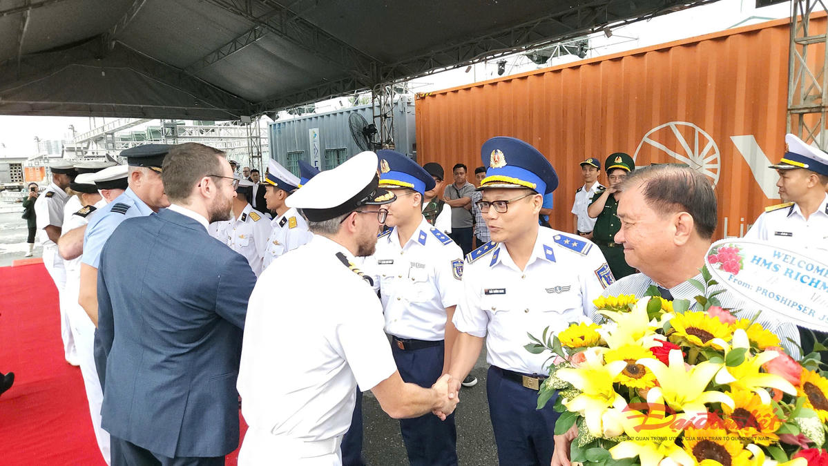Quang cảnh lễ đón thủy thủ tàu HMS RICHMOND. Ảnh: Lưu Tuyết.