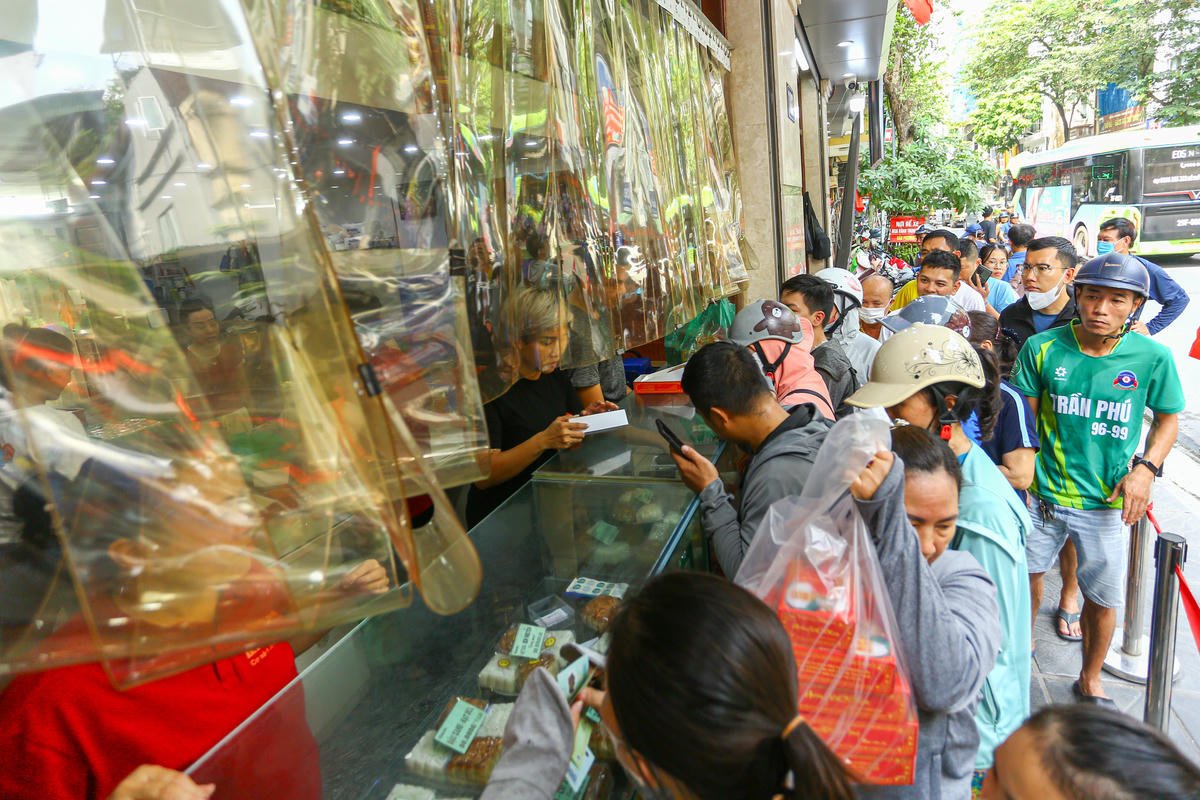  Trung bình mỗi người dân phải xếp hàng từ 10 - 15 phút mới tới lượt mua hàng.